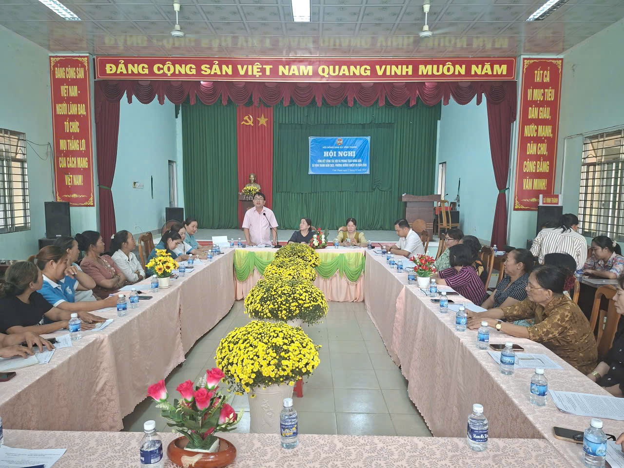 Đoàn kiểm tra Hội liên hiệp phụ nữ tỉnh Vĩnh Long đến làm việc tại xã Vĩnh Thành về nội dung nguồn vốn ngân hàng chính sách xã hội do Hội liên hiệp phụ nữ xã Vĩnh Thành quản lý