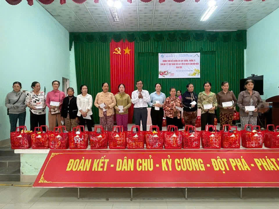 Chương trình biểu dương cụm trưởng, trưởng ấp và tặng quà tết cho thành viên vay vốn có hoàn cảnh khó khăn tại xã Vĩnh Thành.

